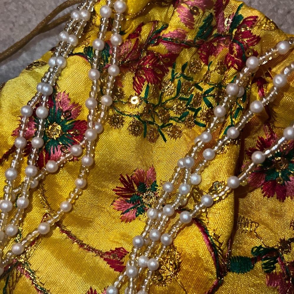 Indian/Pakistani potli bag with embroidery and beaded pearl handle - Picture 2 of 2
